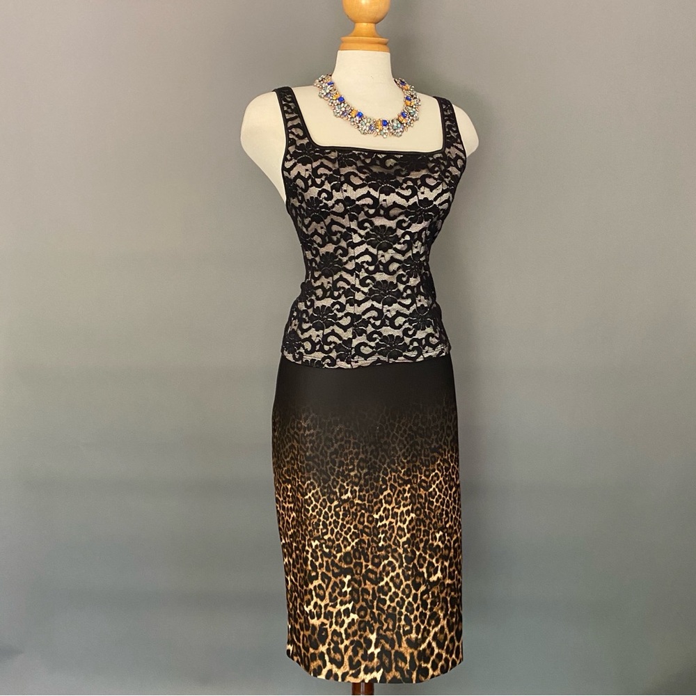🐆 Black and leopard print pencil skirt.
